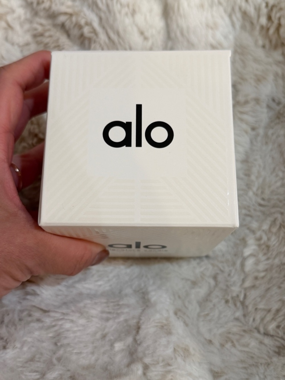 Alo Signature Candle (8 oz), NIB - Picture 4 of 5